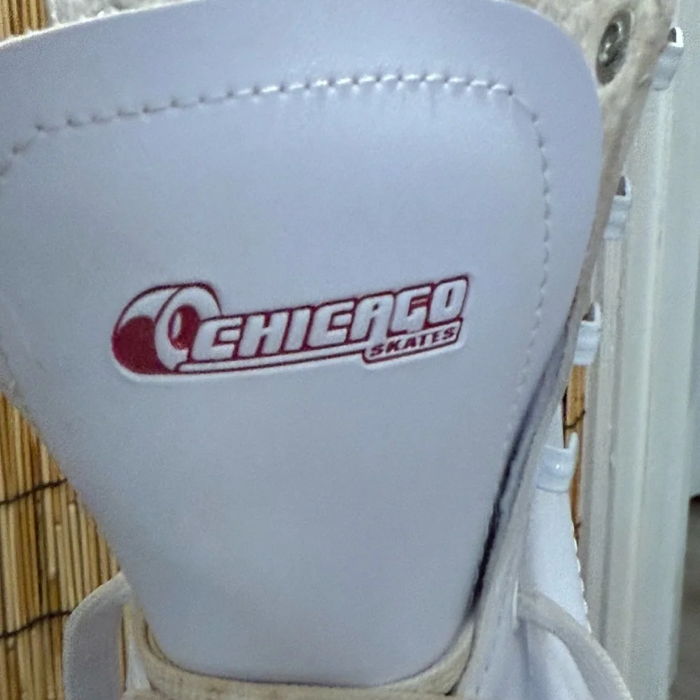 White Leather Quad Roller Skates with Pink Wheels - Picture 6 of 11